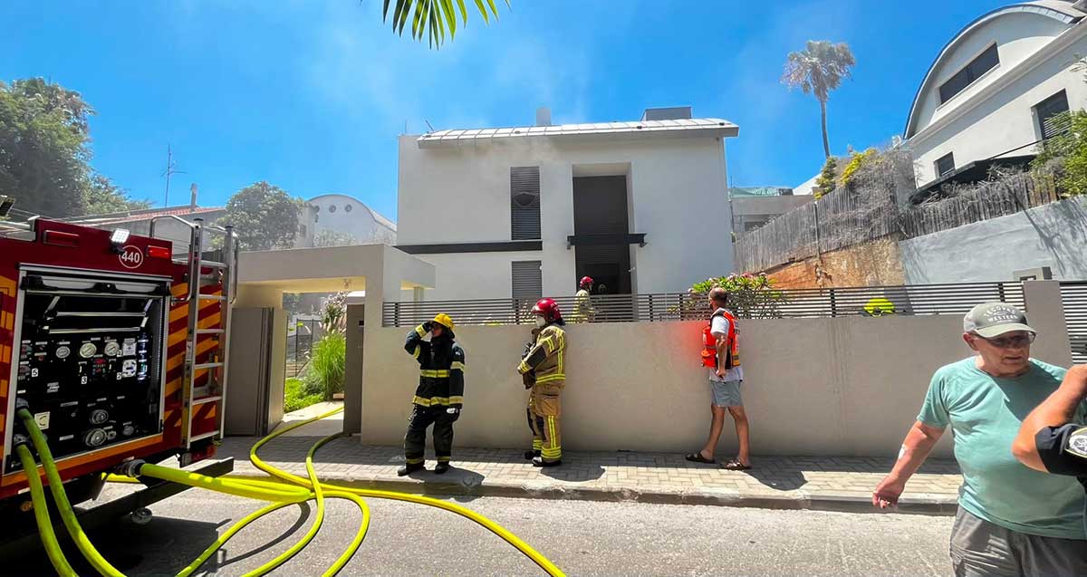 צוותי כיבוי והצלחה וכבאית בפתח הבית בהרצליה פיתוח