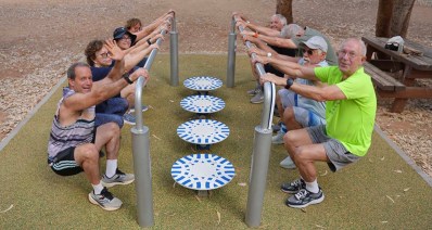 בני הגיל השלישי מתאמנים בגינת כושר מונגשת. המאמן עודד נצר