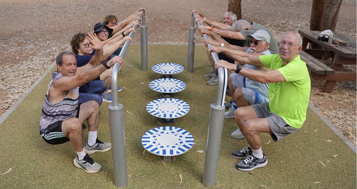 בני הגיל השלישי מתאמנים בגינת כושר מונגשת. המאמן עודד נצר