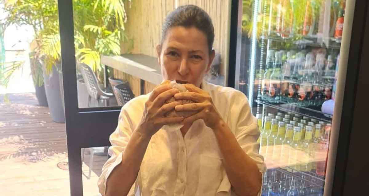 עו״ד גייל שורש חברת מועצת העיר רמת השרון אוכלת סביח