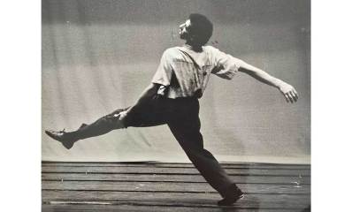 חיים און מרעננה רוקד על במה.
