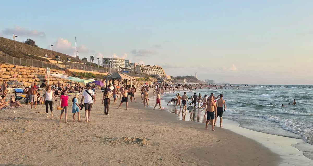 חוף הצוק מבט כללי על המתרחצים