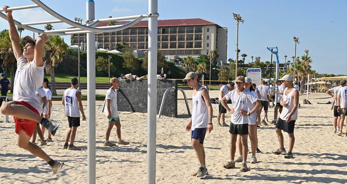 נערים מתאמנים במתחם כושר קרבי בחוף אכדיה בהרצליה