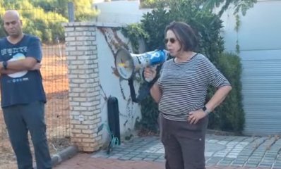 הילה שי מול ביתו של יואב קיש: "אלף ימים של כאב, ועדיין אין חקירה". צילום: בני משי