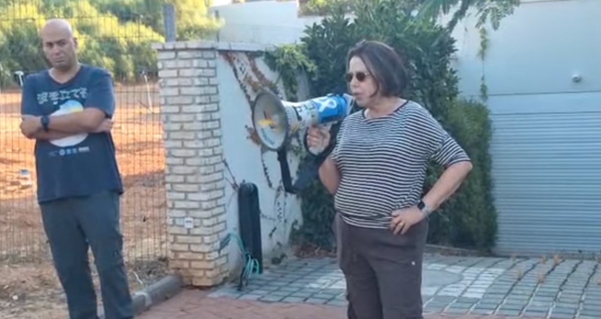 הילה שי מול ביתו של יואב קיש: "אלף ימים של כאב, ועדיין אין חקירה". צילום: בני משי