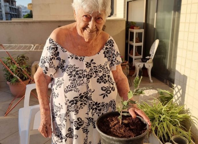 אורה ושתיל אלון במפרפסת ביתה, צילום פרטי