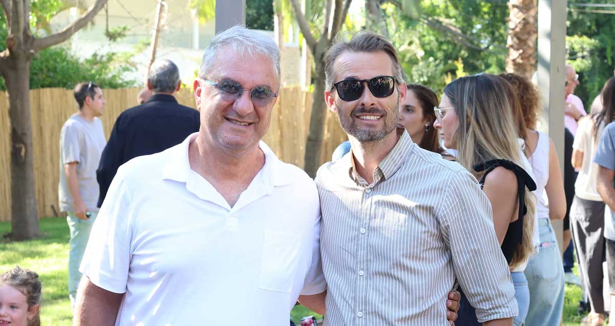 אורן זיו, יועץ לענייני עסקים ברמת השרון, עם מנכ"ל העירייה עו"ד יורם אברהמי