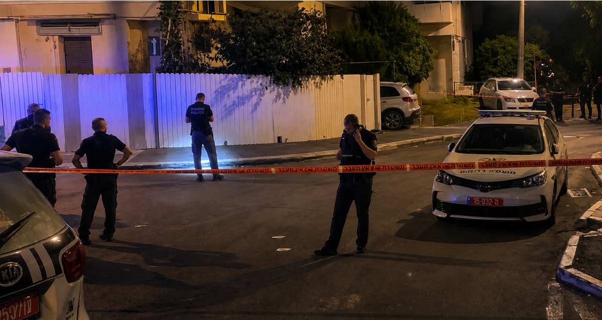 שוטרים וניידות בזירת פשע בהרצליה, צילום: משטרה