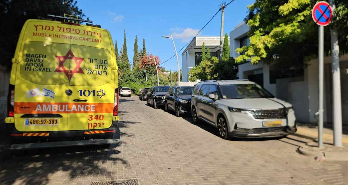 אמבולנס טיפול נמרץ מחוץ לבית פרטי בהרצליה, צילום: מד"א