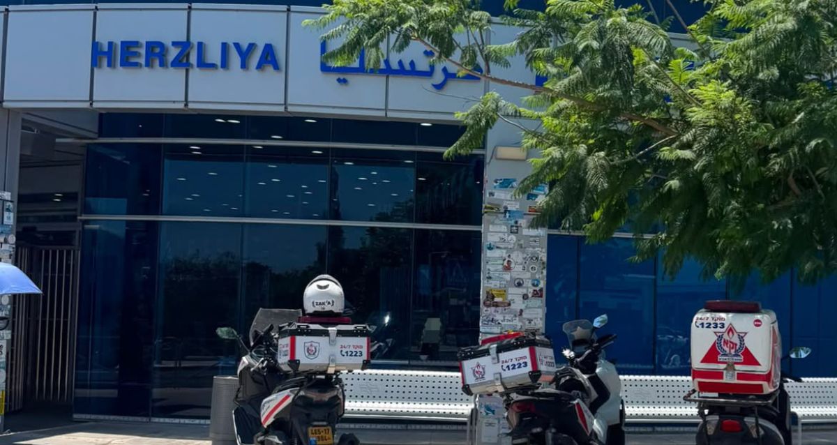 אופנוע זקא מחוץ לתחנת רכבת הרצליה, צילום" זק"א