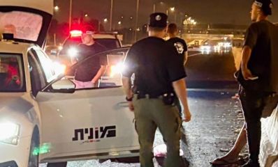 שוטרים מבצעים חיפוש במונית בלילה, צילום" משטרה