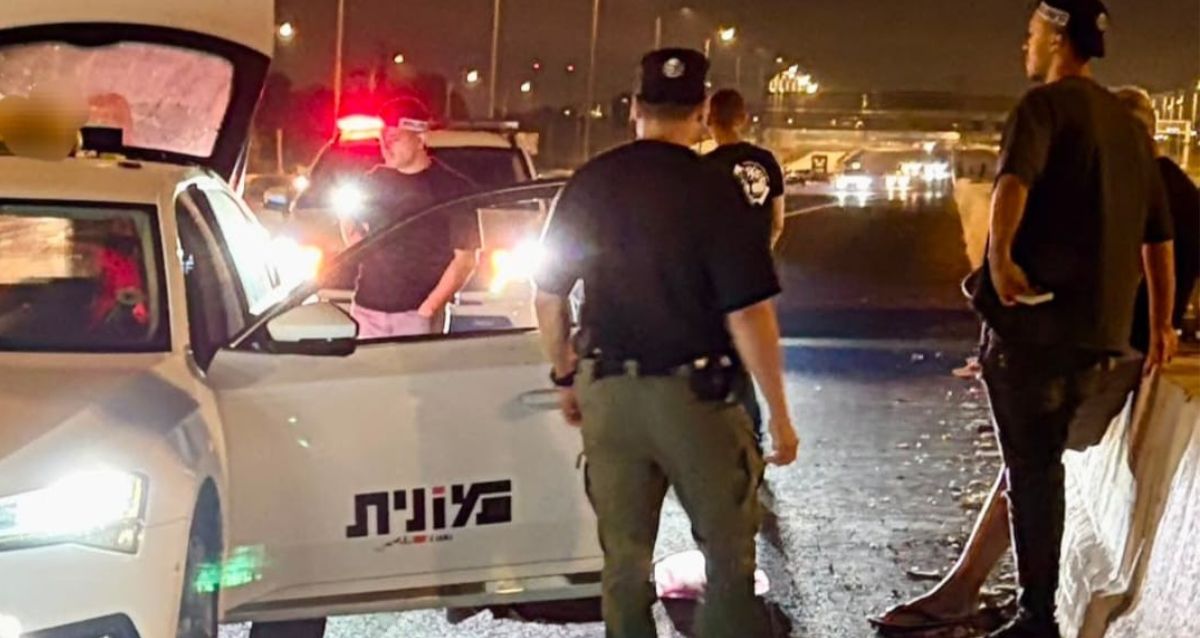 שוטרים מבצעים חיפוש במונית בלילה, צילום" משטרה