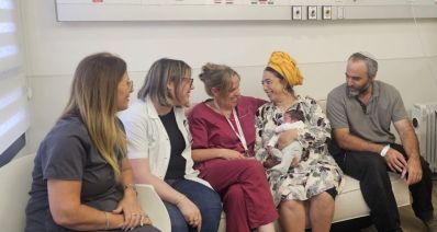מימין: משפחת ליפניק, המיילדת דנה עתיר, ד"ר סיוון פרלדנסקי ואחות ראשית מחלקת יולדות ג' ברטה גילדוב. קרדיט: דוברות מרכז רפואי מאיר מקבוצת כללית