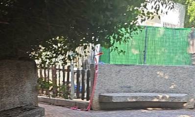 זירת הירי ברחוב לכיש 5 בהרצליה. תמונה של גדר וחומת הבית.