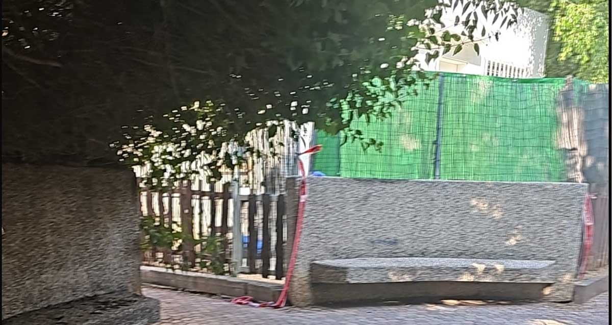 זירת הירי ברחוב לכיש 5 בהרצליה. תמונה של גדר וחומת הבית.