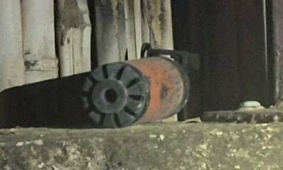 רימון הלם ברמת השרון מונח על חומה ליד גדר