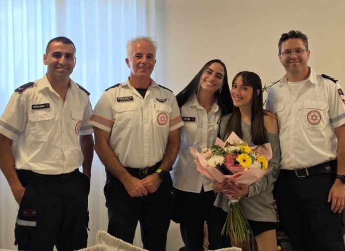 טוני עם צוות מד"א, צילום: דוברות מד"א
