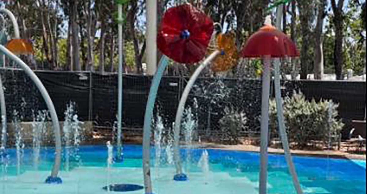 מתקני המים בפארק הנצח. מזרקות וצינורות בצורת פרחים.
