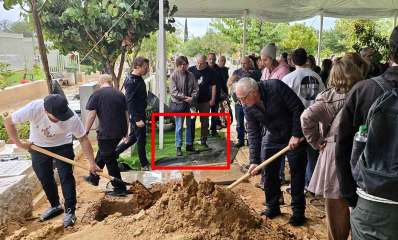 יוסי יהב מעמותת קבורה נכונה ברמת השרון. כיסוי הקבר על ידי שני גברים עם אתים. והקהל מסביב שנוחת בקבורה