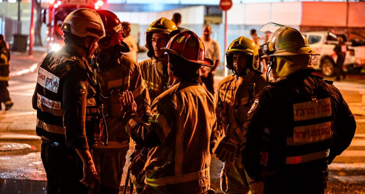 לוחמי אש בזירת השריפה בהוד השרון, צילום: קובי ריכטר/ כבאות והצלה לישראל