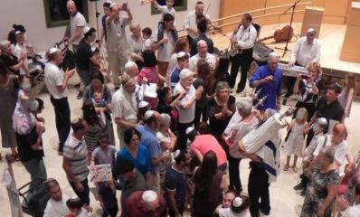 תפילה בבית הכנסת הרפורמי ברמת השרון. צילום: מתוך אתר קהילת ״דרכי נעם״