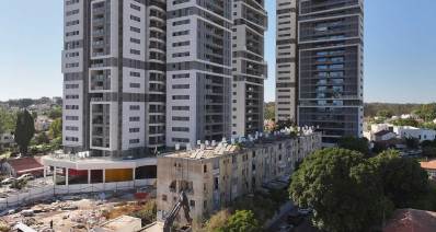פרויקט פינוי בינוי ברחוב החלוץ ברמת השרון. הריסת בתים ישנים במתחם החלוץ. מאחוריו ההריסות בנייני הפרוייקט שהסתיים