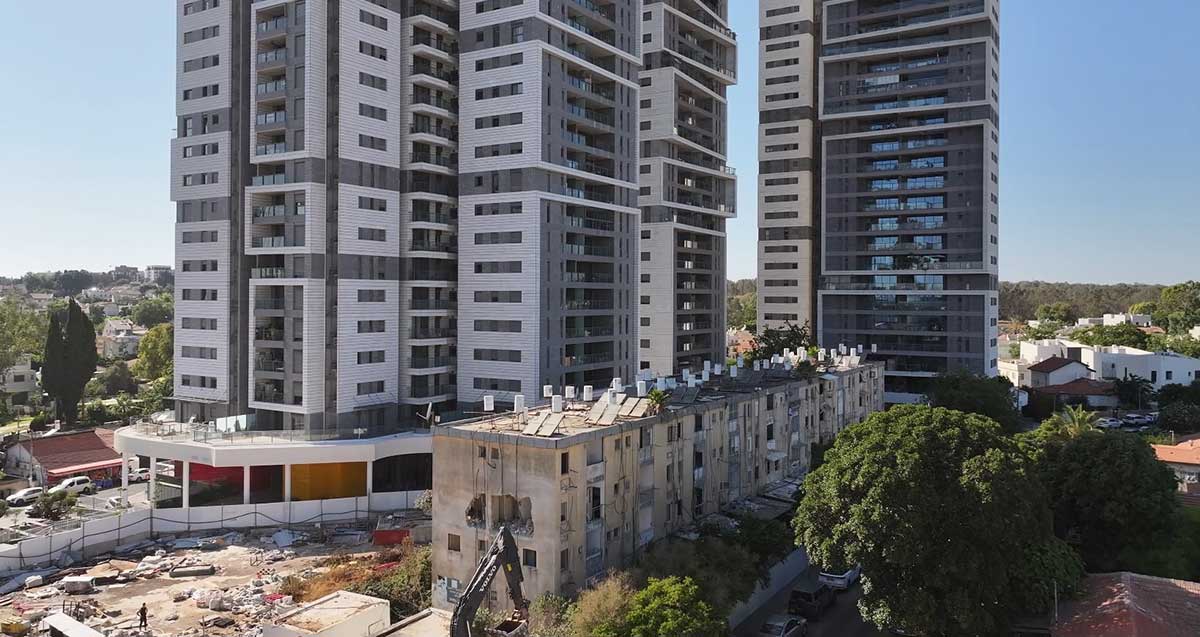 פרויקט פינוי בינוי ברחוב החלוץ ברמת השרון. הריסת בתים ישנים במתחם החלוץ. מאחוריו ההריסות בנייני הפרוייקט שהסתיים