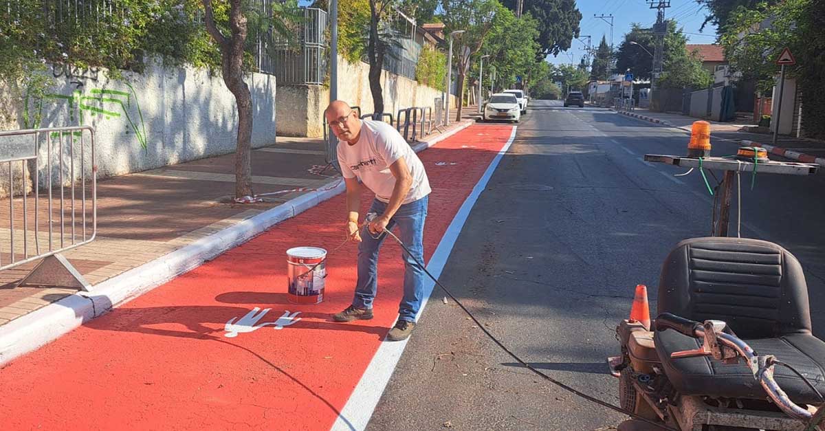 צובעים ומחדשים סימוני דרך ו"נשק וסע"