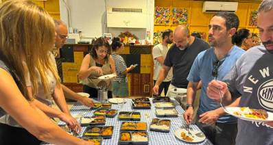 טעימות האוכל שיוגש לילדים במערכת החינוך העירונית בכפר סבא, אנשים טועמים מהמנות