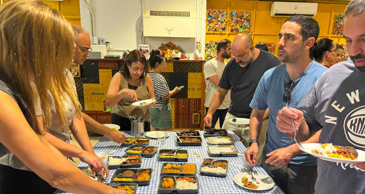טעימות האוכל שיוגש לילדים במערכת החינוך העירונית בכפר סבא, אנשים טועמים מהמנות