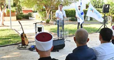 טקס חנוכת גינה ע"ש מחמוד ח'יר אלדין. ראש עיריית הרצליה ליד דוכן הנואמים ומיקרופון, לפני קהל היושב מולו.
