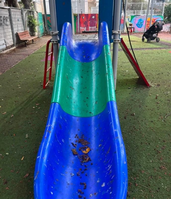 מגלשה מלוכלכת בגינת המשחקים, צילום פרטי