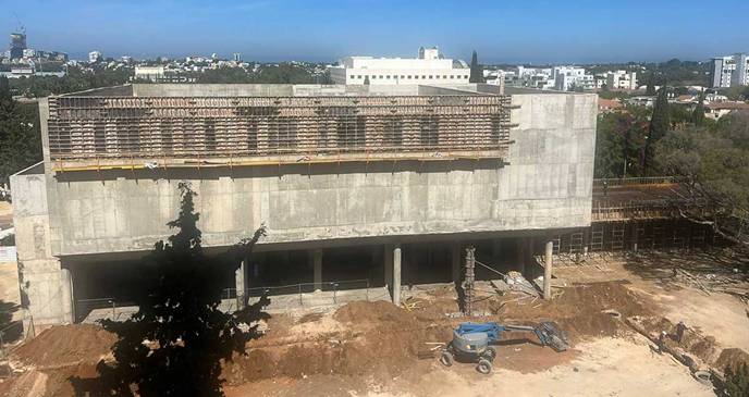 יציקות בטון בשעות היום בבית ספר הנדיב בהרצליה. צילום: שרון אונליין