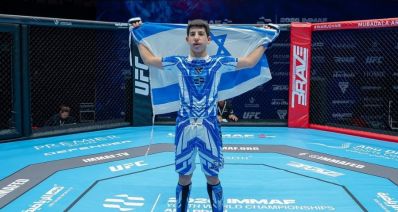 הראל לוי בזירה מניף את דגל ישראל, צילום באדיבות יניב לוי