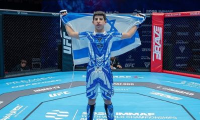 הראל לוי בזירה מניף את דגל ישראל, צילום באדיבות יניב לוי