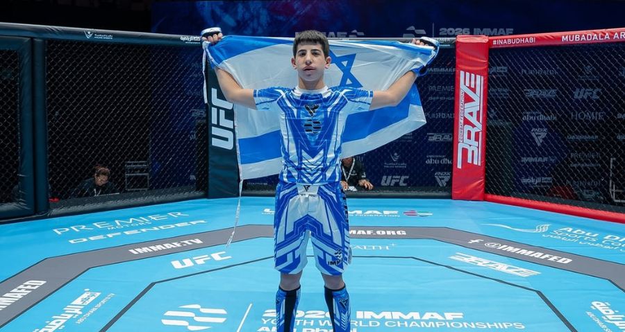 הראל לוי בזירה מניף את דגל ישראל, צילום באדיבות יניב לוי