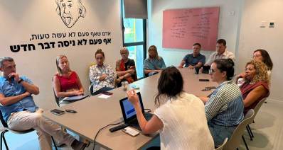 ראש העיר הרצליה, יריב פישר, מקיים ישיבות במרכז נינא. המשתתפים יושבים סביב שולחן ארוך. על הקיר תמונה של איינשטיין וכיתוב: אדם שאף פעם לא עשה טעות, אף פעם לא ניסה דבר חדש