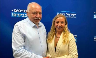 ענבר סמובסקי עם אביגדור ליברמן. מאחוריהם על קיר כיתוב: ישראל ביתנו, לא מתגייסים - לא מצביעים!
