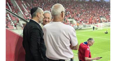 משמאל - יעקב קורצקי, שייע פייגנבוים, יעקב אקהויז, יריב לוין. עומדים ביציע של אצטדיון כדורגל.