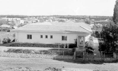 מבנה קופת חולים ברחוב התקווה (כיום בן גוריון) בכפר סבא. מבנה חד קומתי בצורת ח' עם גג רעפים משופע.