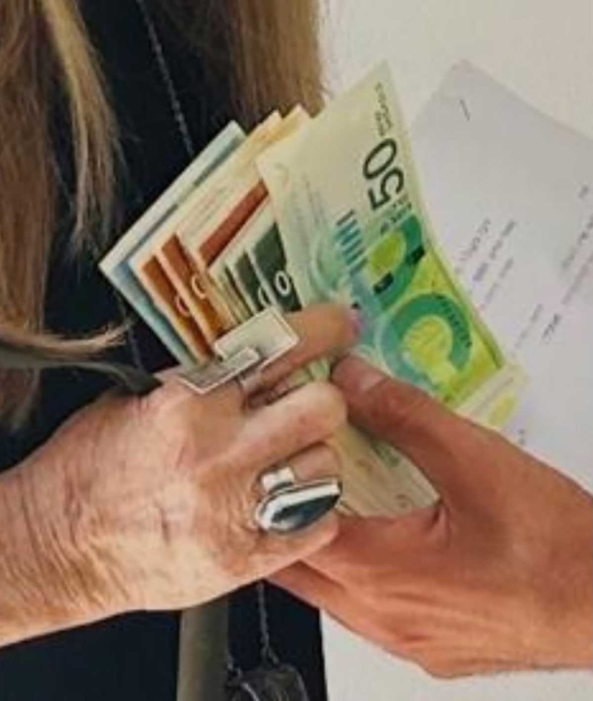 הרגע בו הוחזר הכסף שנשכח בכספומט ברמת השרון