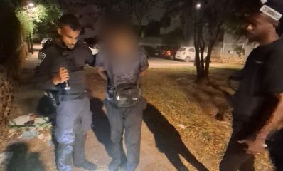 שב"ח אזוק ושני שוטרים לידו בלילה, צילום: משטרה