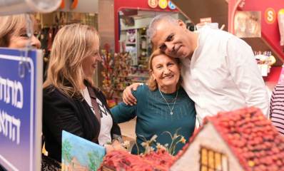 ראש העיר רפי סער עם מספר נשים במתחם החאן.