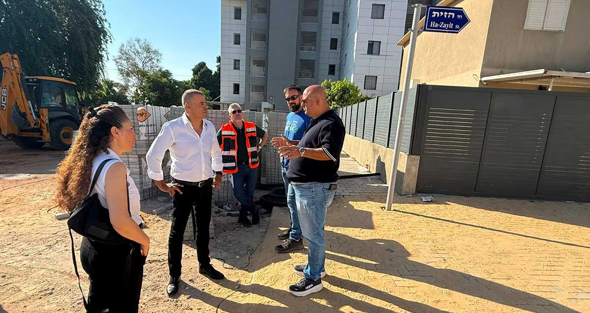 רפי סער בשכונת גבעת אשכול, עומד ברחוב הזית עם ארבעה אנשים.