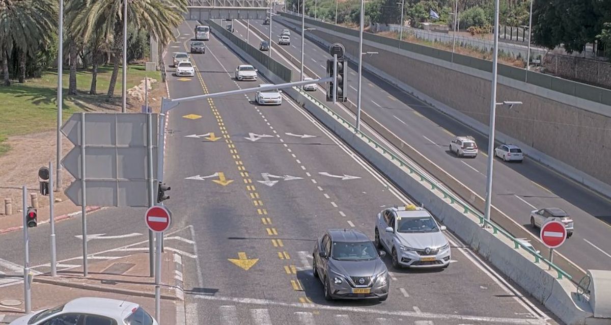 צומת כפר שמריהו עם רמזור מונחה בינה מלאכותית, צילום: עיריית הרצליה
