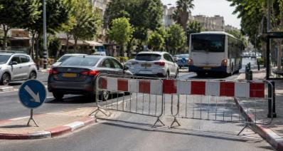 מחסום תנוע בכביש עירוני ולידו מכוניות, הדמיית AI: שרון אונליין