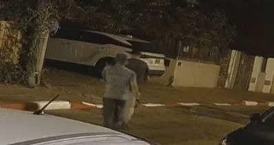 שני חשודים בלילה ברחוב החשמונאים בהוד השרון, צילום פרטי