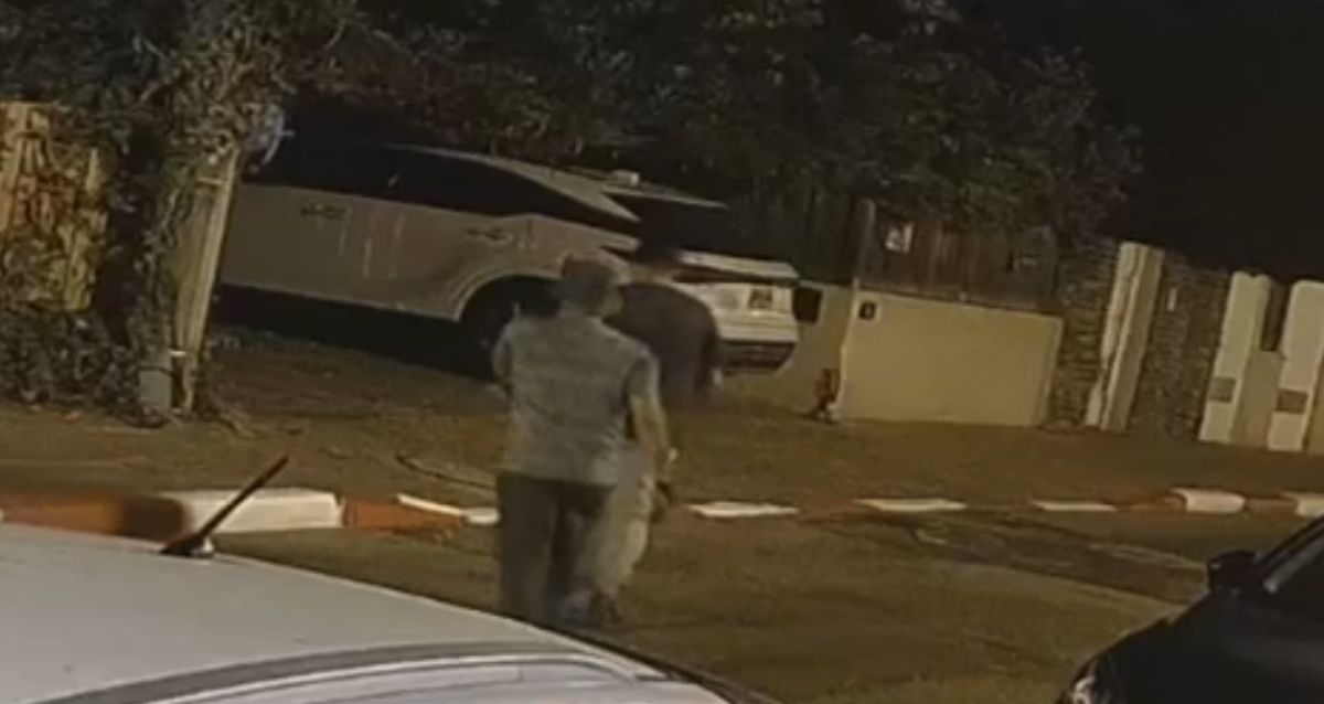 שני חשודים בלילה ברחוב החשמונאים בהוד השרון, צילום פרטי