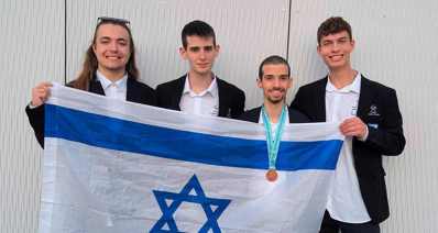 חברי נבחרת ישראל באולימפיאדת AI אוחזים בדגל ישראל: מימין לשמאל - איתי קרני, עידו כפיר, ניר אפק ודניאל וורוביוב