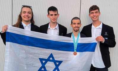 חברי נבחרת ישראל באולימפיאדת AI אוחזים בדגל ישראל: מימין לשמאל - איתי קרני, עידו כפיר, ניר אפק ודניאל וורוביוב
